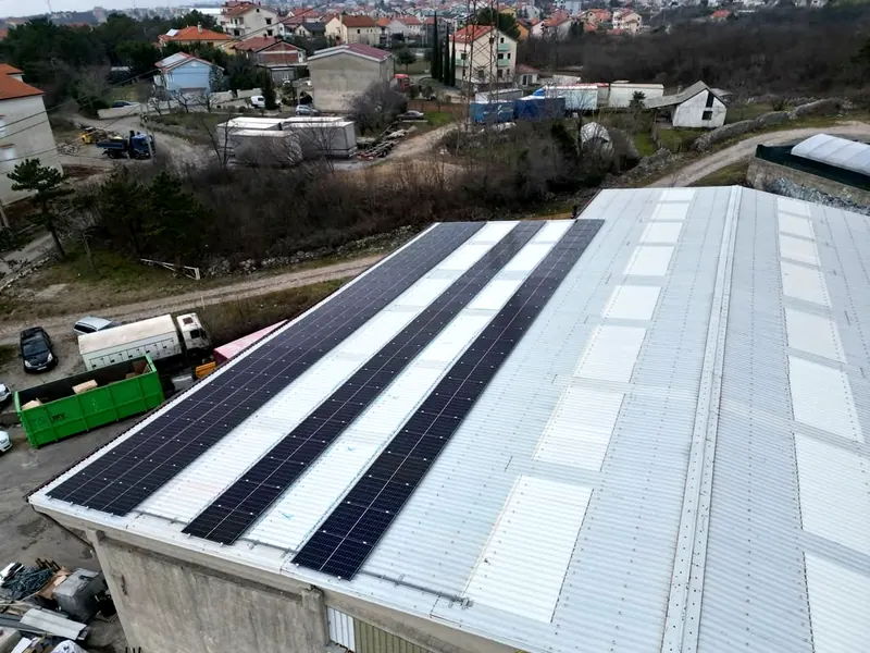Dugačka hala s trakama panela na limenom krovu iznad Rijeke
