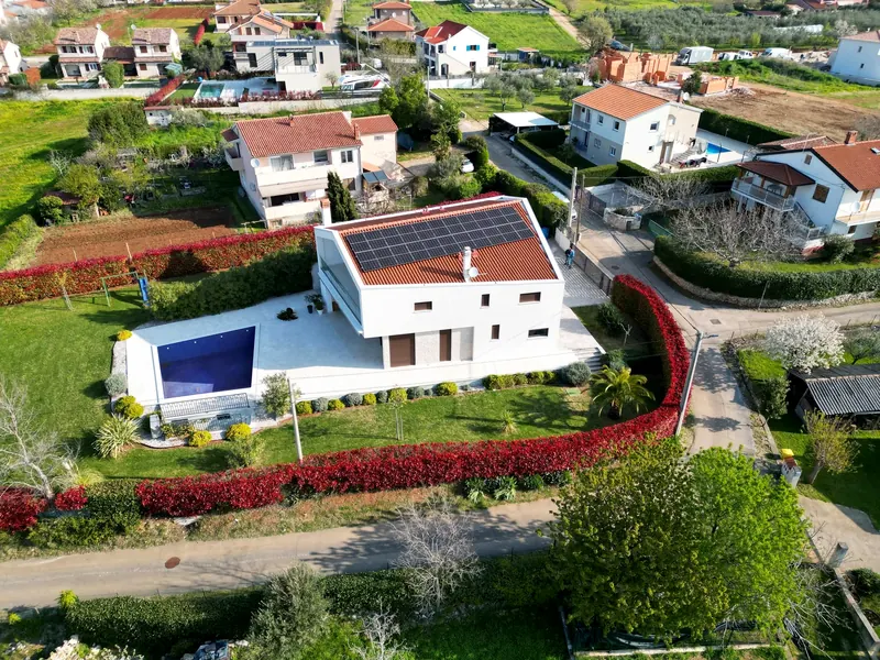 Obiteljska kuća s bazenom u Istri, paneli na krovu od crijepa, snimljeno dronom