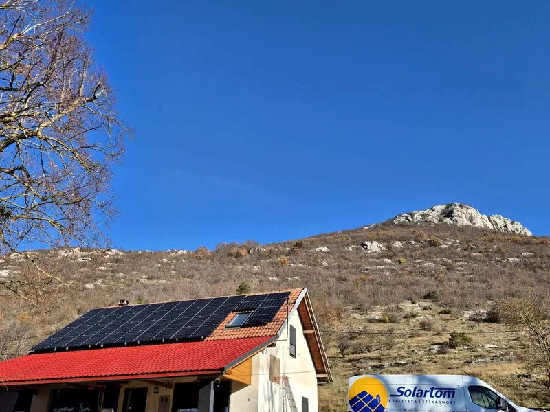 Kuća s crvenim krovom u Lici pod brdom, paneli na krovu i Solartomov kombi
